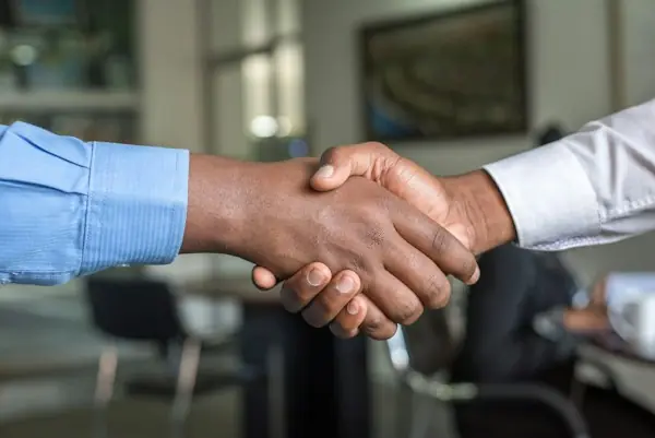 Apretón de manos en una reunión de negocios