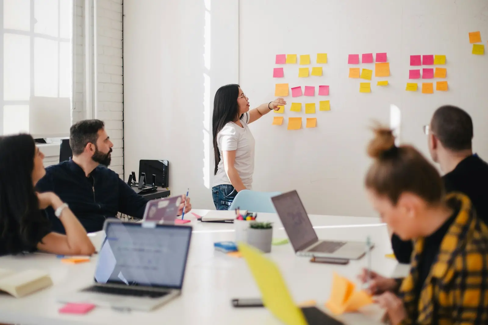 Equipo en una sesión de trabajo colaborativa